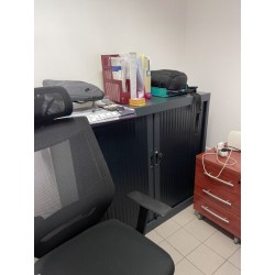 1 armoire basse métallique à ouverture coulissante