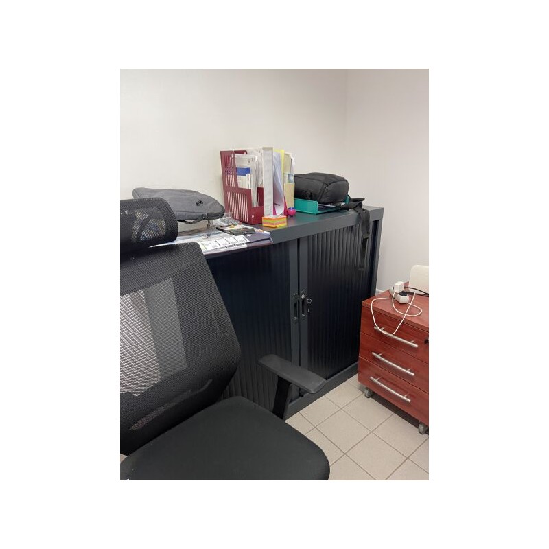 1 armoire basse métallique à ouverture coulissante