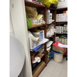 1 mobilier de rangement en bois comprenant : 2 étagères 1 armoire