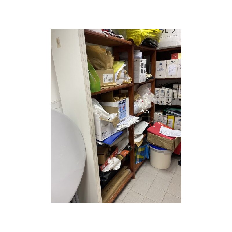 1 mobilier de rangement en bois comprenant : 2 étagères 1 armoire