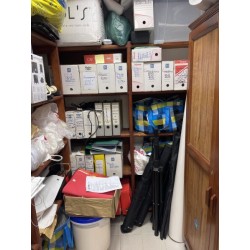 1 mobilier de rangement en bois comprenant : 2 étagères 1 armoire