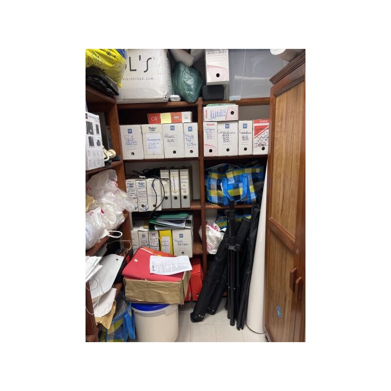 1 mobilier de rangement en bois comprenant : 2 étagères 1 armoire