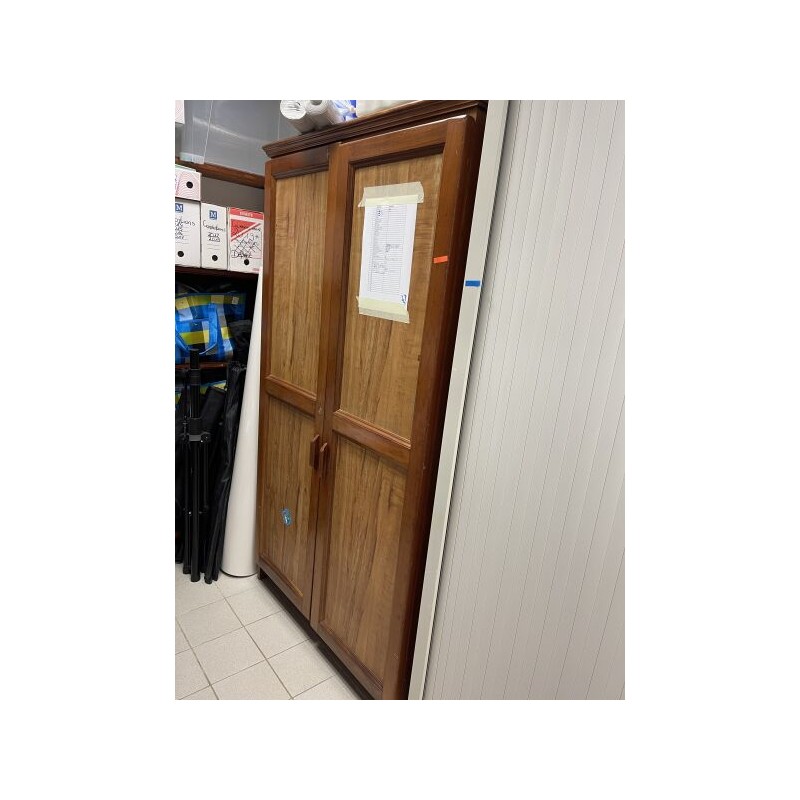 1 mobilier de rangement en bois comprenant : 2 étagères 1 armoire