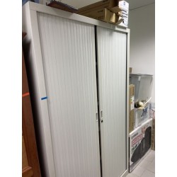 1 armoire métallique haute à ouverture coulissante