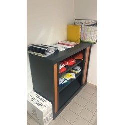 1 armoire basse en métal ouverture coulissante