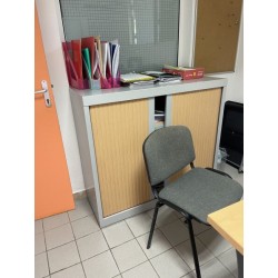 1 armoire basse métallique à ouverture coulissante