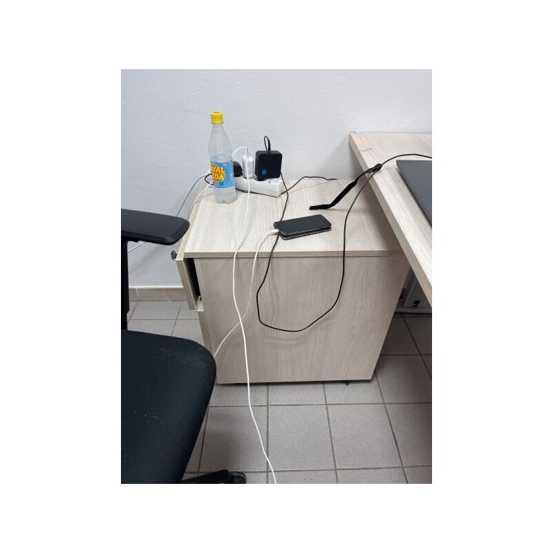 1 mobilier de bureau en fibres de bois comprenant : 1 bureau 1 caisson 1 chaise visiteur 1 fauteuil de bureau avec appui-tête