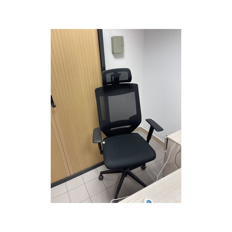 1 mobilier de bureau en fibres de bois comprenant : 1 bureau 1 caisson 1 chaise visiteur 1 fauteuil de bureau avec appui-tête