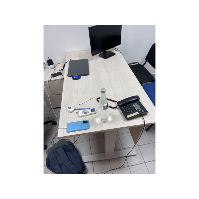 1 mobilier de bureau en fibres de bois comprenant : 1 bureau 1 caisson 1 chaise visiteur 1 fauteuil de bureau avec appui-tête