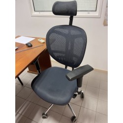 1 bureau + 1 caisson en fibres de bois 1 fauteuil de bureau avec appui-tête 1 chaise visiteur
