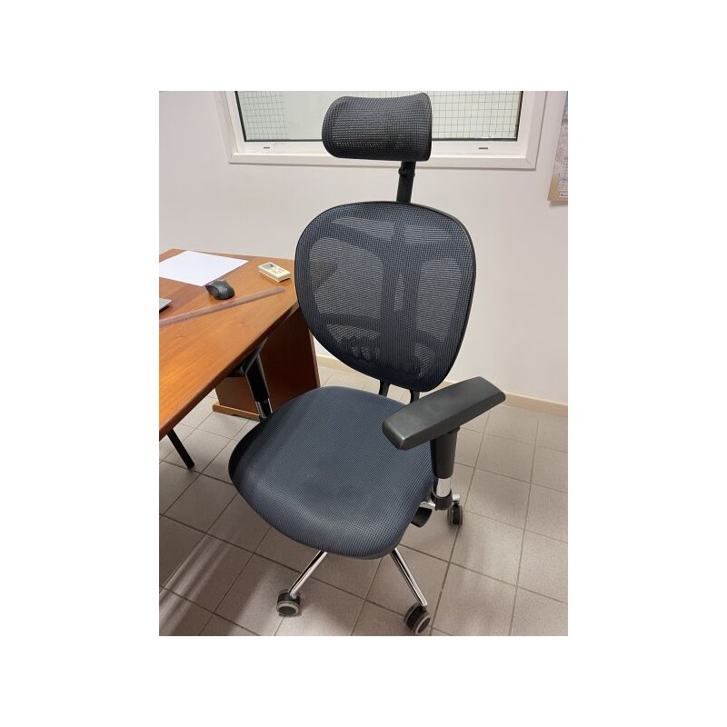 1 bureau + 1 caisson en fibres de bois 1 fauteuil de bureau avec appui-tête 1 chaise visiteur