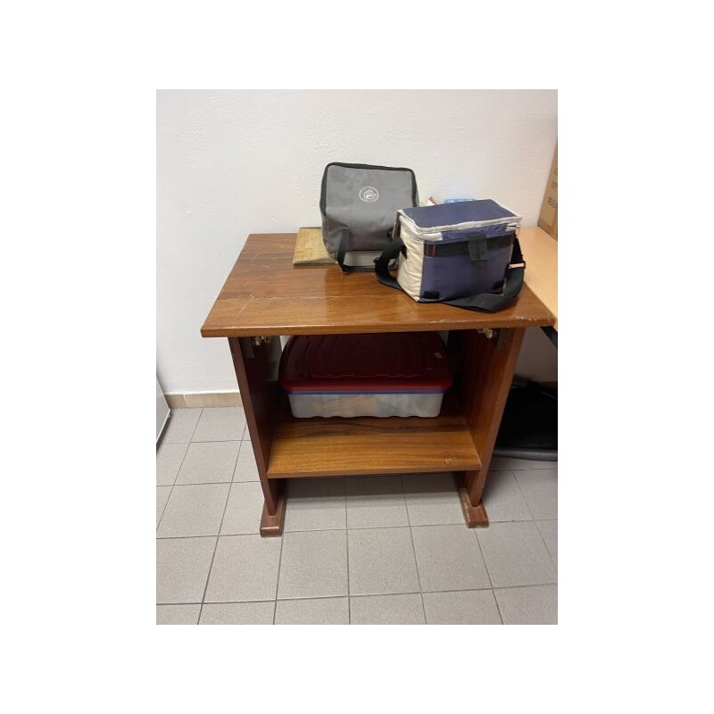 1 table d'appoint en bois