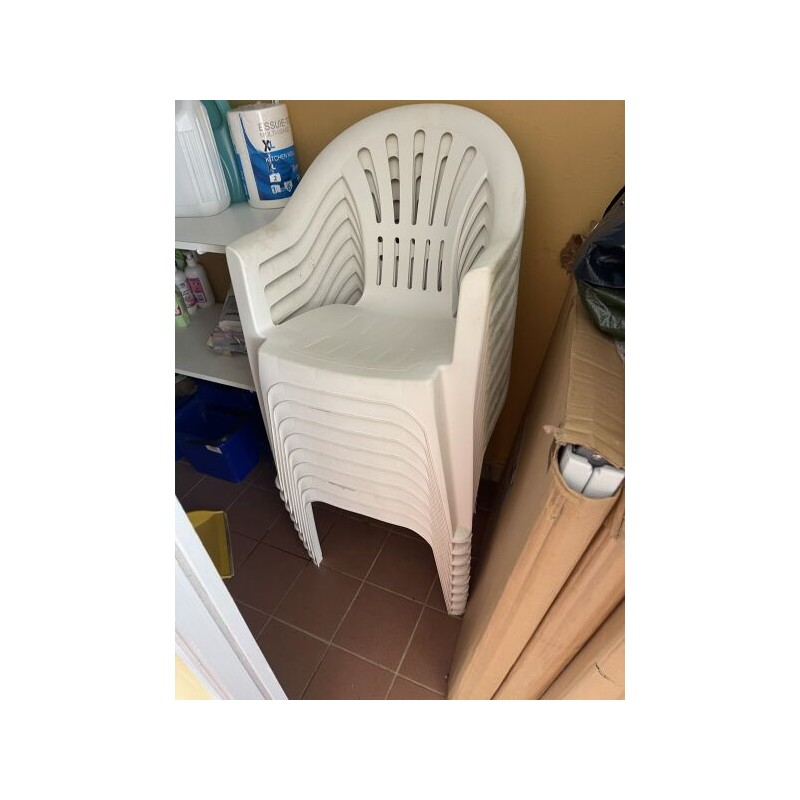 1 lot de 4 tables pliantes 1 lot de 9 fauteuils d'extérieur en PVC