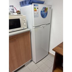 1 réfrigérateur combiné WESTPOINT 1 four micro-ondes SAMSUNG 1 bouilloire EVATRONIC