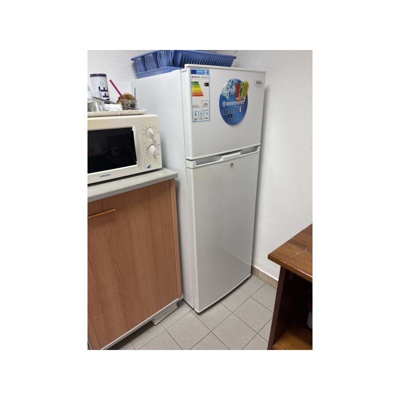 1 réfrigérateur combiné WESTPOINT 1 four micro-ondes SAMSUNG 1 bouilloire EVATRONIC