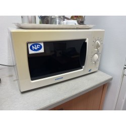 1 réfrigérateur combiné WESTPOINT 1 four micro-ondes SAMSUNG 1 bouilloire EVATRONIC