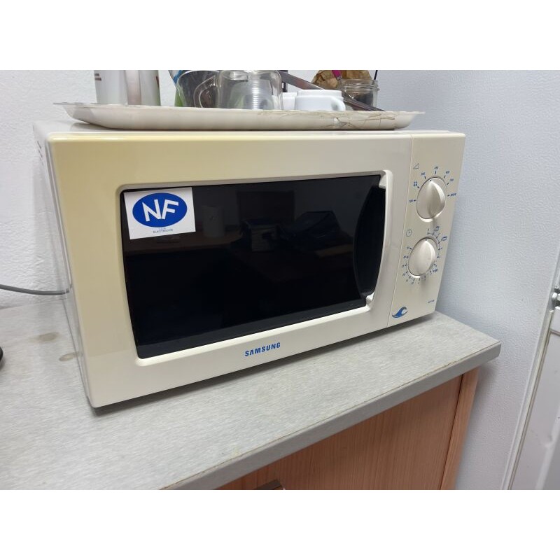 1 réfrigérateur combiné WESTPOINT 1 four micro-ondes SAMSUNG 1 bouilloire EVATRONIC