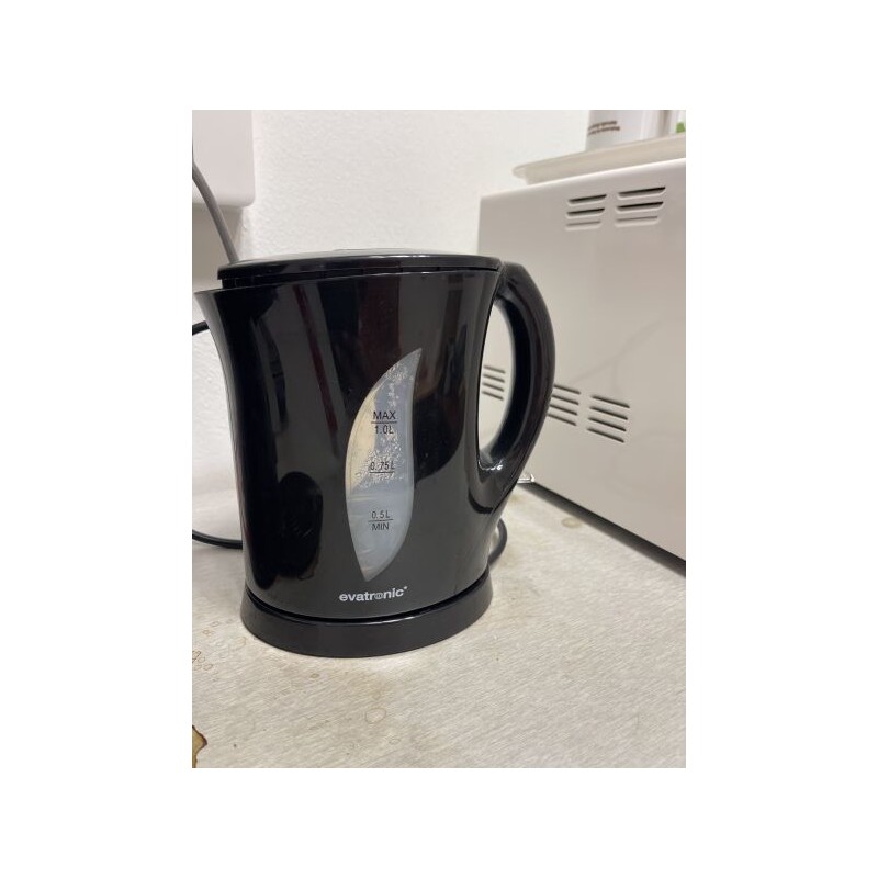 1 réfrigérateur combiné WESTPOINT 1 four micro-ondes SAMSUNG 1 bouilloire EVATRONIC