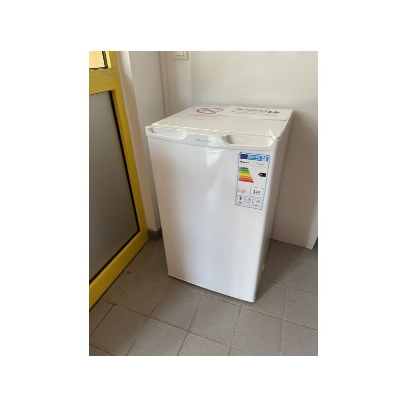 1 petit réfrigérateur HISENSE