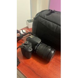 1 appareil photo CANON EOS 700-D dans sa housse, avec chargeur et housse