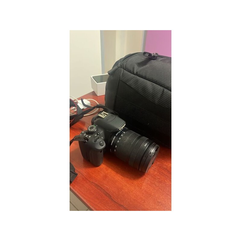 1 appareil photo CANON EOS 700-D dans sa housse, avec chargeur et housse