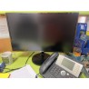 1 poste informatique comprenant: 1 écran SAMSUNG 24 pouces 1 souris sans marque apparente 1 téléphone fixe standard