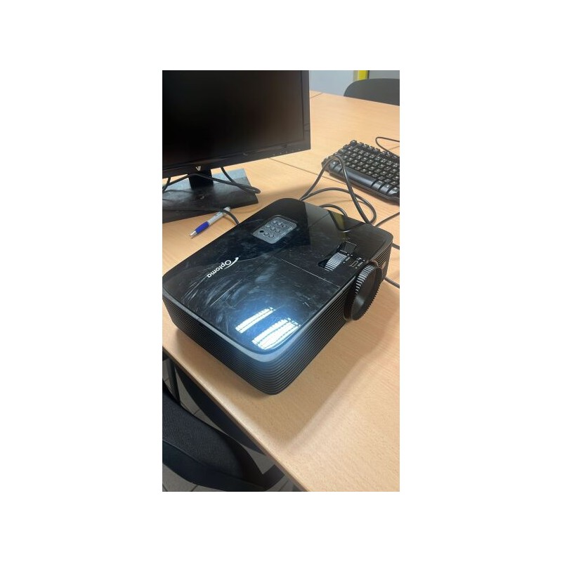 2 écran ACER 1 écran V7 1 vidéoprojecteur OPTOMA 1 clavier DELL