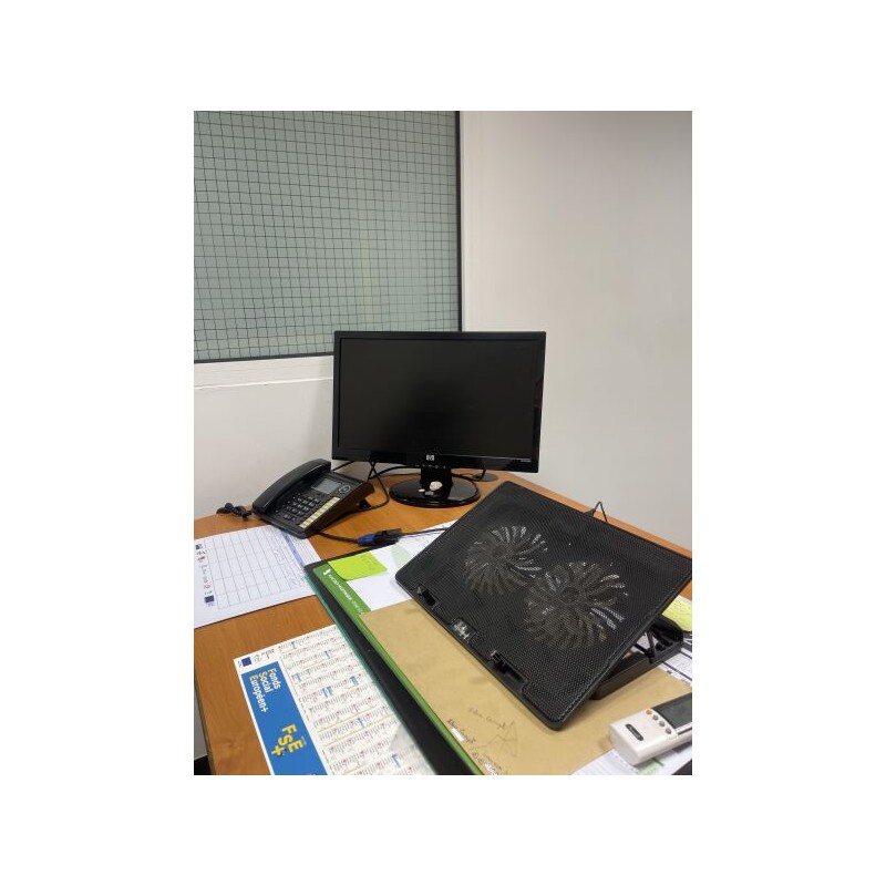 1 téléphone fixe 1 écran V7 1 souris LOGITECH 1 ordinateur portable LENOVO