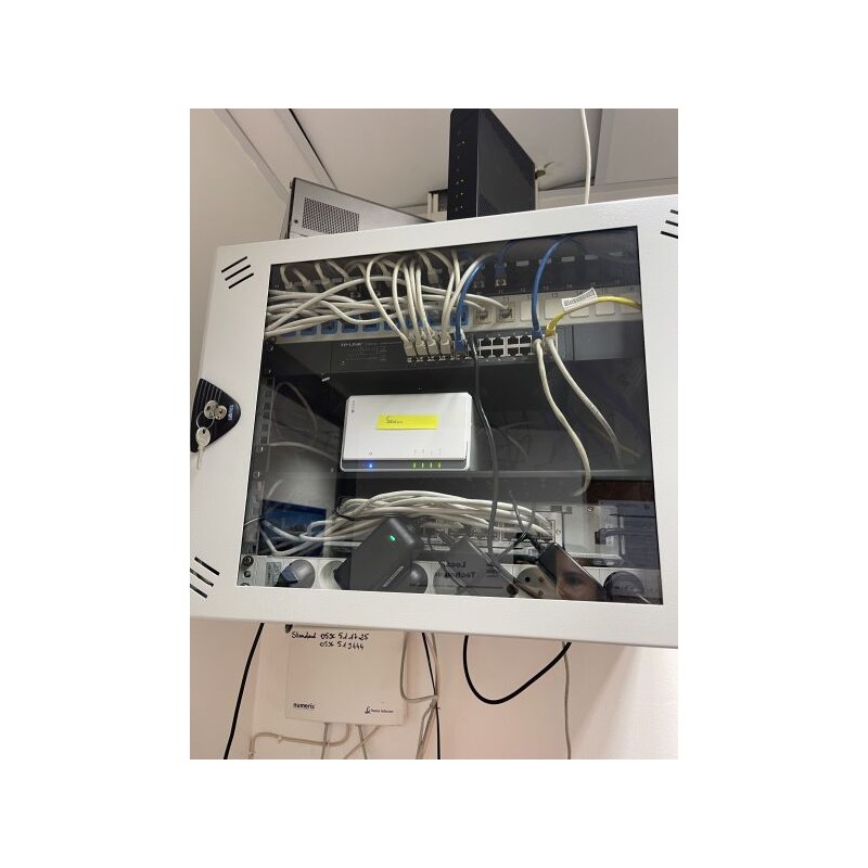 1 baie de brassage informatique comprenant : 2 switchs 16 ports 1 switch 24 ports 1 serveur nas SYNOLOGY DS220 1 switch 20 ports