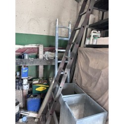 1 échelle en métal bleu 