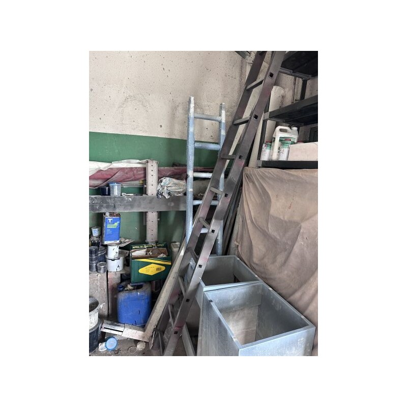 1 échelle en métal bleu 