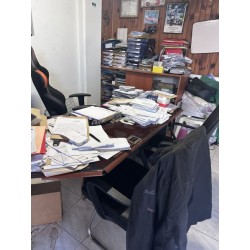 1 bureau d'angle en fibres de bois avec retour à droite 1 fauteuil de bureau BÊTA 1 paire de sièges visiteur en simili cuir