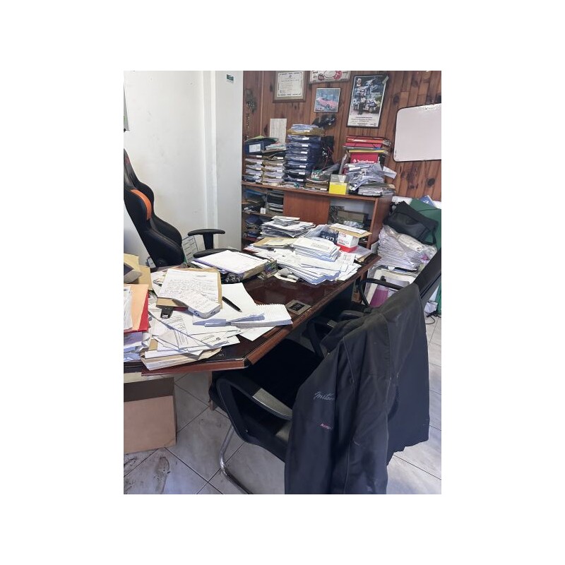 1 bureau d'angle en fibres de bois avec retour à droite 1 fauteuil de bureau BÊTA 1 paire de sièges visiteur en simili cuir