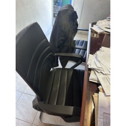 1 bureau d'angle en fibres de bois avec retour à droite 1 fauteuil de bureau BÊTA 1 paire de sièges visiteur en simili cuir