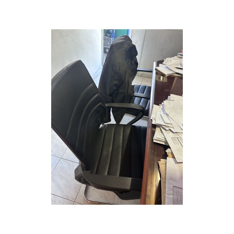 1 bureau d'angle en fibres de bois avec retour à droite 1 fauteuil de bureau BÊTA 1 paire de sièges visiteur en simili cuir