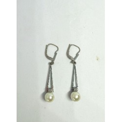 Paire de dormeuses en or gris 750 millièmes (18K) agrémentées de deux diamants brillantés 0,04 cts environ chacun, et terminées 