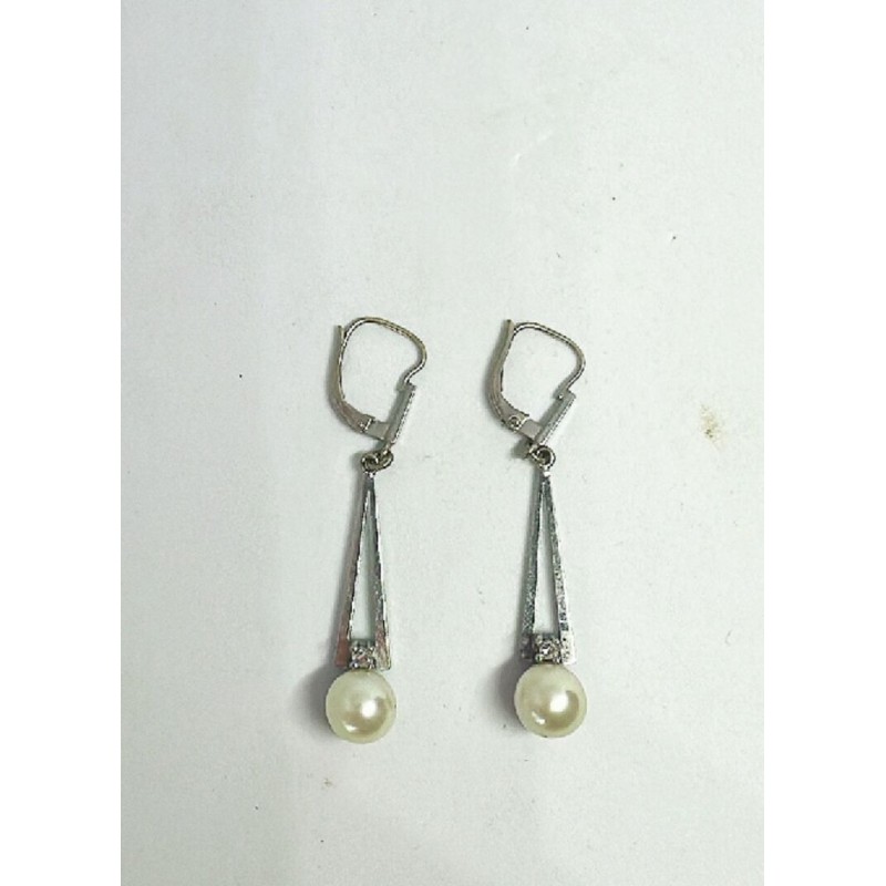Paire de dormeuses en or gris 750 millièmes (18K) agrémentées de deux diamants brillantés 0,04 cts environ chacun, et terminées 