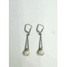 Paire de dormeuses en or gris 750 millièmes (18K) agrémentées de deux diamants brillantés 0,04 cts environ chacun, et terminées 