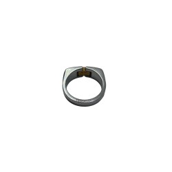 BAGUE tank en acier , le chaton orné d'une barrette en or agrémentée en serti clos de trois diamants en brillant 0,10 cts Signée