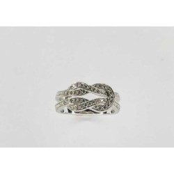 FRED Modèle "Chance infinie". Bague en or gris 750 millièmes 18 K à motif de noeud coulant, pavés de brillants 0,01 cts environ.