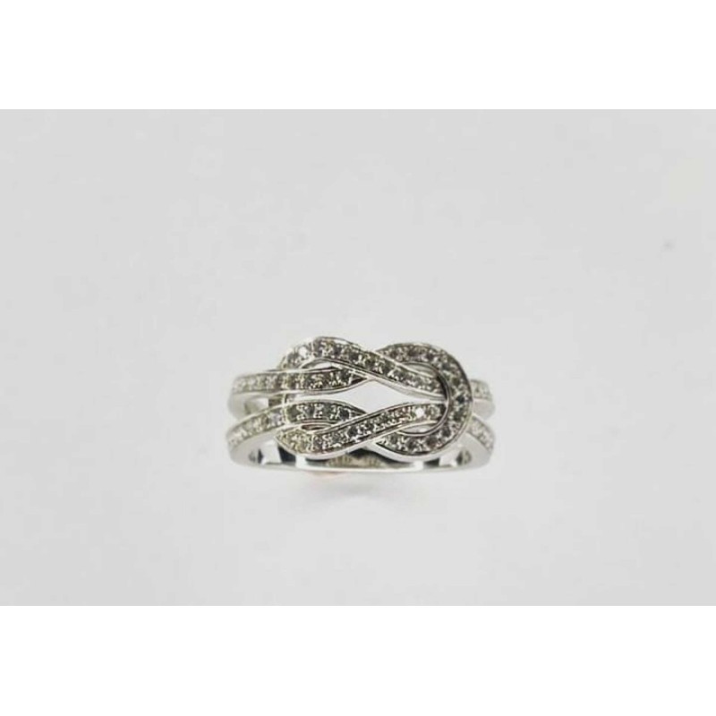 FRED Modèle "Chance infinie". Bague en or gris 750 millièmes 18 K à motif de noeud coulant, pavés de brillants 0,01 cts environ.