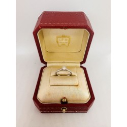 CARTIER Bague en platine ornée en serti griffe d'un diamant en brillant 0,33 cts environ. N° individuel TN3509. Poids total : 2,