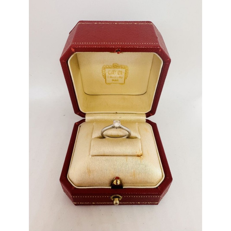 CARTIER Bague en platine ornée en serti griffe d'un diamant en brillant 0,33 cts environ. N° individuel TN3509. Poids total : 2,
