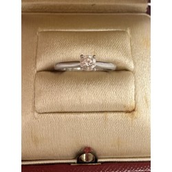 CARTIER Bague en platine ornée en serti griffe d'un diamant en brillant 0,33 cts environ. N° individuel TN3509. Poids total : 2,