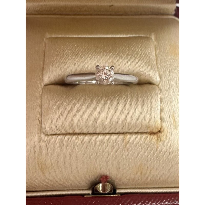 CARTIER Bague en platine ornée en serti griffe d'un diamant en brillant 0,33 cts environ. N° individuel TN3509. Poids total : 2,