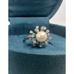 Bague flocon en or gris 750 millièmes (18K) ornée d'une perle de culture à décor étoilé de pierres blanches. Poids total : 5,41 