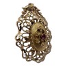 Pendentif médaillon en or jaune 750 millièmes (18K) à décor de fleurs, la centrale sertie d'un rubis 0,15cts environ, entourage 