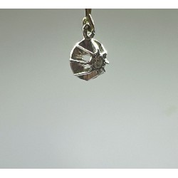 Pendentif en or gris 750 millièmes (18K) orné d'un diamant en brillant 0,04 cts environ. Vers 1970 dans le goût des années 1920.