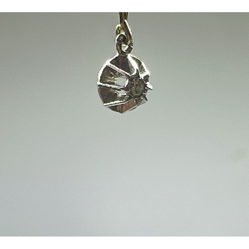Pendentif en or gris 750 millièmes (18K) orné d'un diamant en brillant 0,04 cts environ. Vers 1970 dans le goût des années 1920.