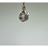 Pendentif en or gris 750 millièmes (18K) orné d'un diamant en brillant 0,04 cts environ. Vers 1970 dans le goût des années 1920.